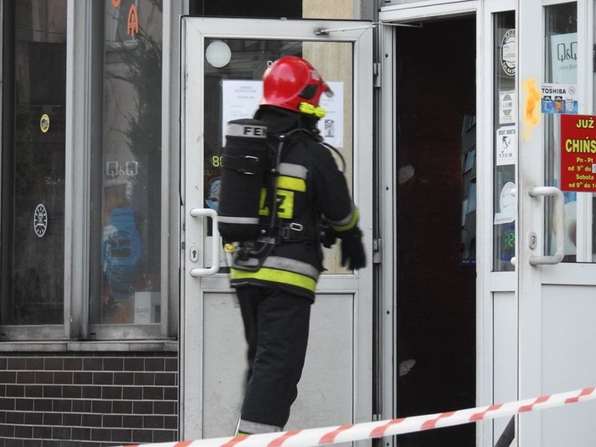 Pożar w domu handlowym. Siedem zastępów straży w akcji [ZDJĘCIA]