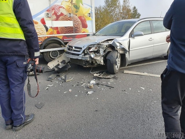 W czwartkowe południe na obwodnicy Kluczborka (na wysokości Ligoty dolnej) zderzyły się trzy samochody. - Kierowca volkswagena bory zajechał drogę mercedesowi sprinterowi, w wyniku czego oba pojazdy zderzyły się. W zdarzeniu brał udział też opel vectra. Szczęśliwie w zdarzeniu nikt nie został ranny - mówi dyżurny Komendy Powiatowej Policji w Kluczborku. Ruch w miejscu kolizji odbywa się już bez utrudnień.