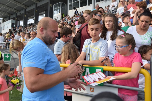 Piotr Małachowski był jedną z gwiazd niedzielnego mityngu w Radomiu. Po swoim występie chętnie rozdawał autografy kibicom. Zawodnik cieszył się, że może wystąpić przed własną publicznością i podkreślał, że takich zawodów jak te w Radomiu, brakuje w kraju.