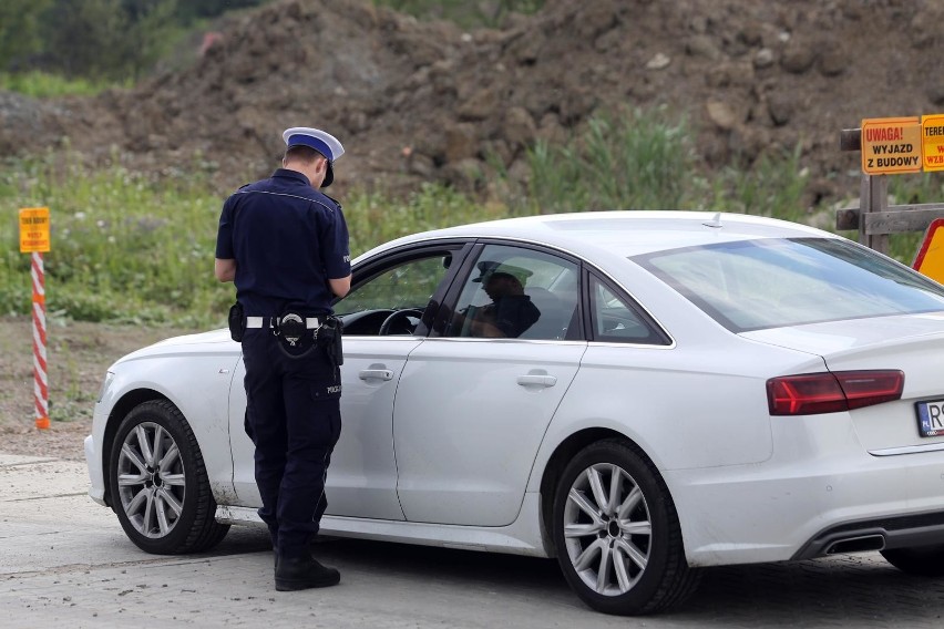 Akcja "Pasy" w powiecie krakowskim. Policjanci sprawdzają czy kierowcy zapinają pasy bezpieczeństwa