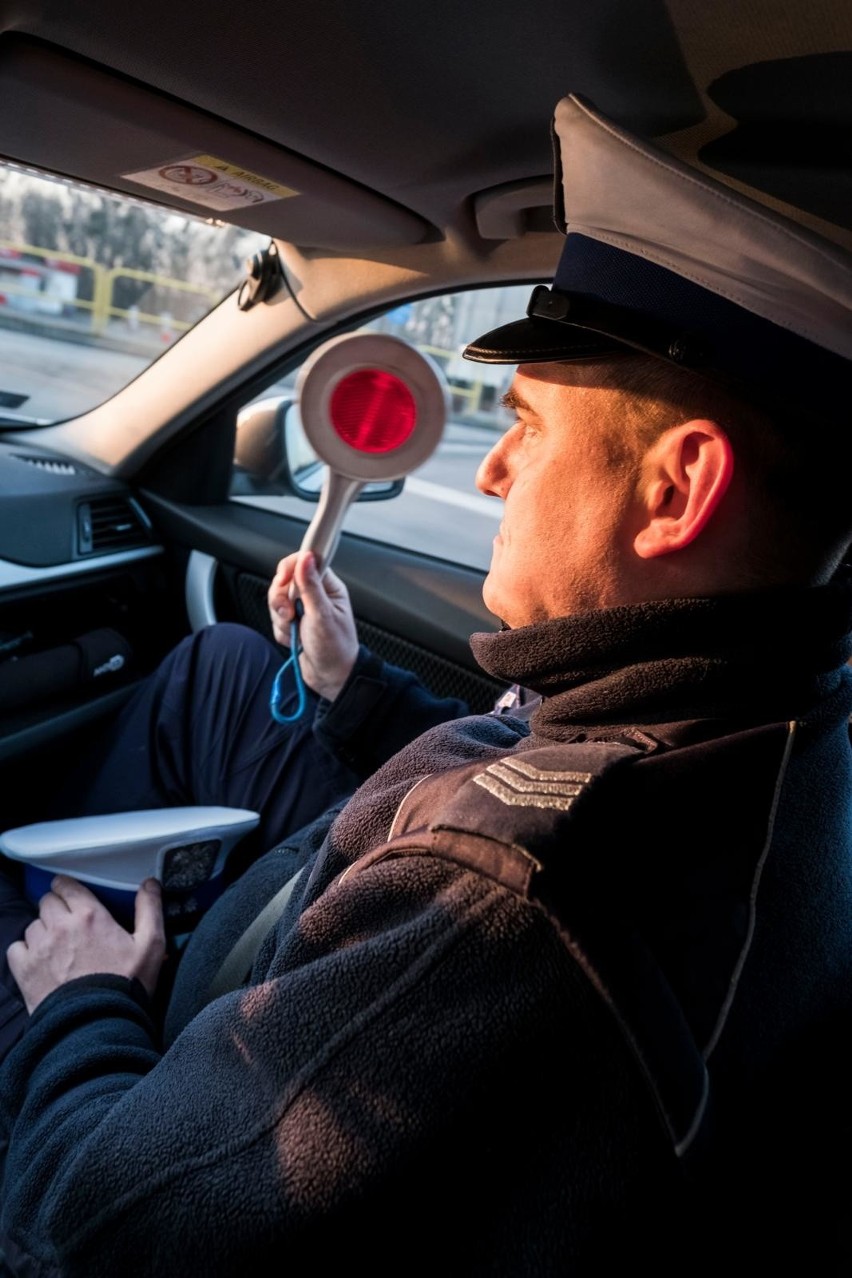 Akcja "Pasy" w powiecie krakowskim. Policjanci sprawdzają czy kierowcy zapinają pasy bezpieczeństwa