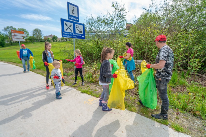 Nowy Sącz. Miłośnicy górskich wędrówek sprzątali brzeg Dunajca 