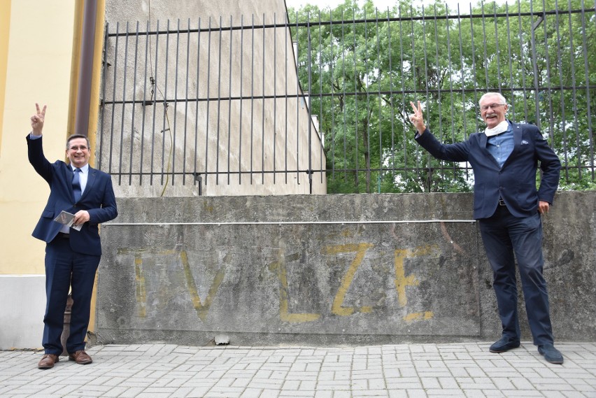 Napis „TV Łże” ktoś wymalował farbą na murze przy ulicy...