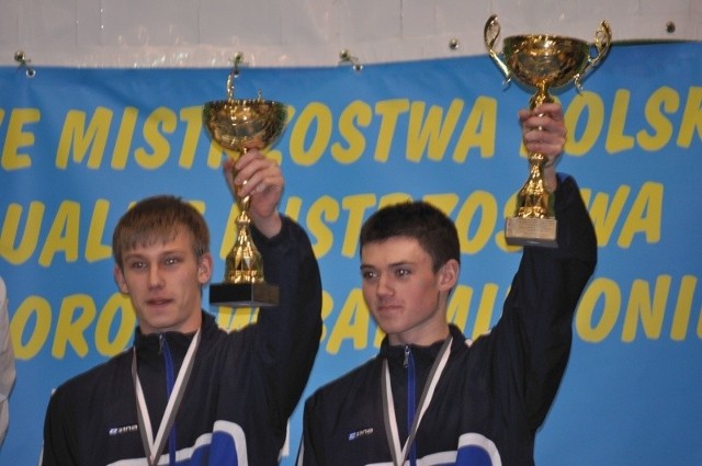 Paweł Przyjemski (z lewej) i Krzysztof Glijer sięgnęli po złoto w deblu podczas badmintonowych mistrzostw kraju w Ropczycach. 