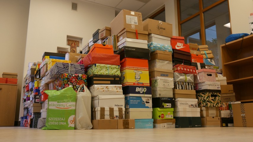Myślenicki Klub Wolontariatu niesie pomoc. Podczas akcji „Pudełko po butach” zebrano aż 1300 paczek!