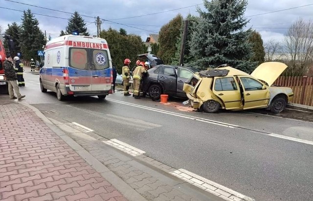 Wypadek czterech samochodów na drodze wojewódzkiej w Cianowicach