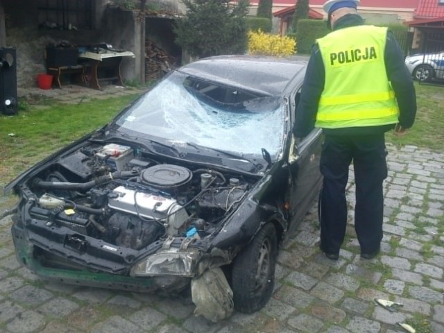 W miejscowości Kubice w gminie Nysa, 16-latek stracił panowania nad samochodem, zjechał z drogi i dachował.