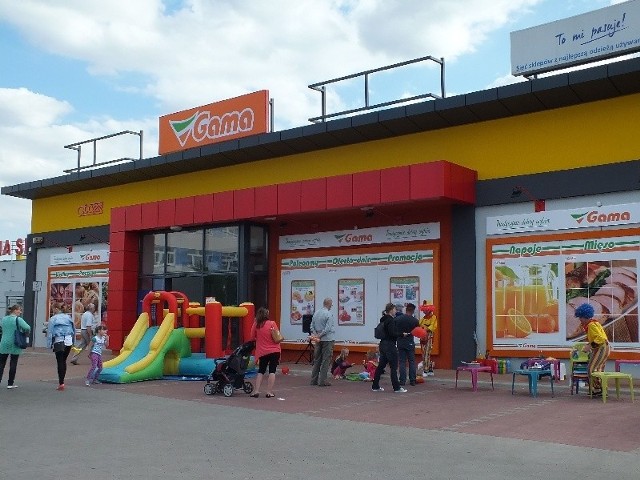 Nowy market otwarty w StarachowicachNowy sklep czynny będzie przez 7 dni w tygodniu, najkrócej w niedziele. 