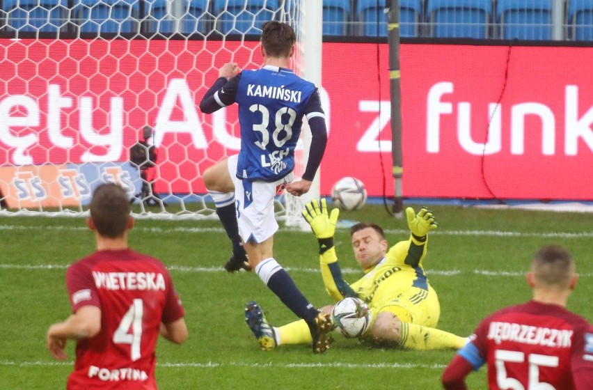 W poprzednim sezonie Legia wygrała z Lechem w Warszawie 2:1,...