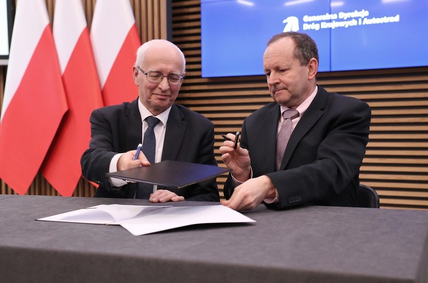 Umowę podpisali Krzysztof Strzelczyk, dyrektor Generalnej...
