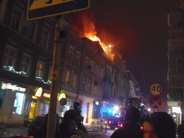 Pożar na dachu jednej z kamienic przy ulicy Sienkiewicza był bardzo groźny, a ogień zamiast gasnąć, w trakcie akcji mocno się rozprzestrzeniał i zagrażał innym obiektom
