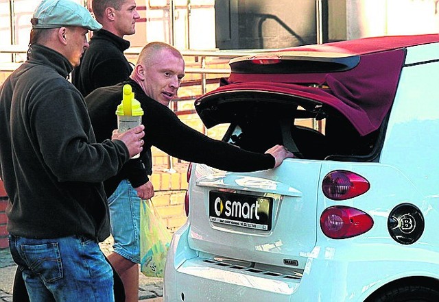 Przemysław Marczewski podczas bicia rekordu Guinnessa w pchaniu samochodu. To była również akcja charytatywna.