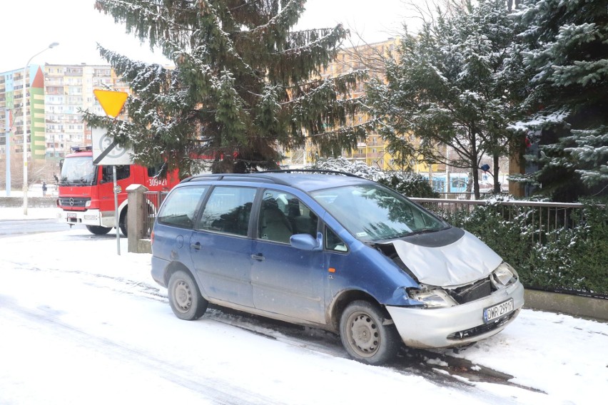 Wypadek wozu strażackiego we Wrocławiu (ZDJĘCIA)