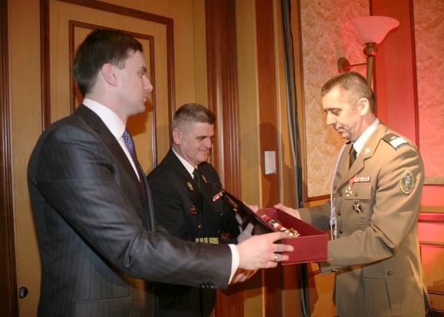 Buzdygana odbiera gen. Sławomir Wojciechowski (z prawej) - dowódca międzyrzecko-wędrzyńskiej brygady.