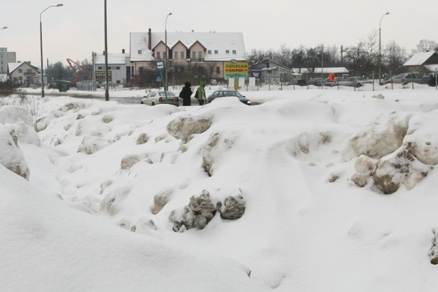 Przy ulicy Witosa w Kielcach w pobliżu rzeki ktoś wywiózł hałdy zanieczyszczonego śniegu.