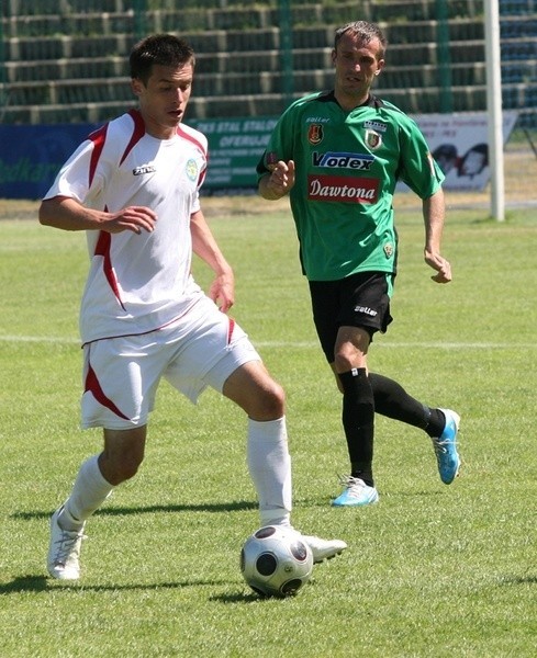 W ostatnim meczu rundy wiosennej przed wlasną publicznością pilkarze Stala Stalowa Wola (zielone koszulki) zremisowali z GLKS Nadarzyn 0:0.