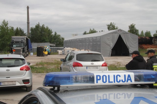 Na plac przy ulicy Składowej w Nowinach przyjechały policja i straż pożarna. Służby zabezpieczyły pojemniki, które znajdowały się w magazynie i na ciężarówce.