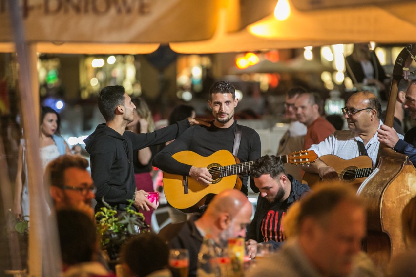 Tłumy turystów i imprezowiczów opanowały Kraków. Tak wygląda nocne życie miasta [ZDJĘCIA