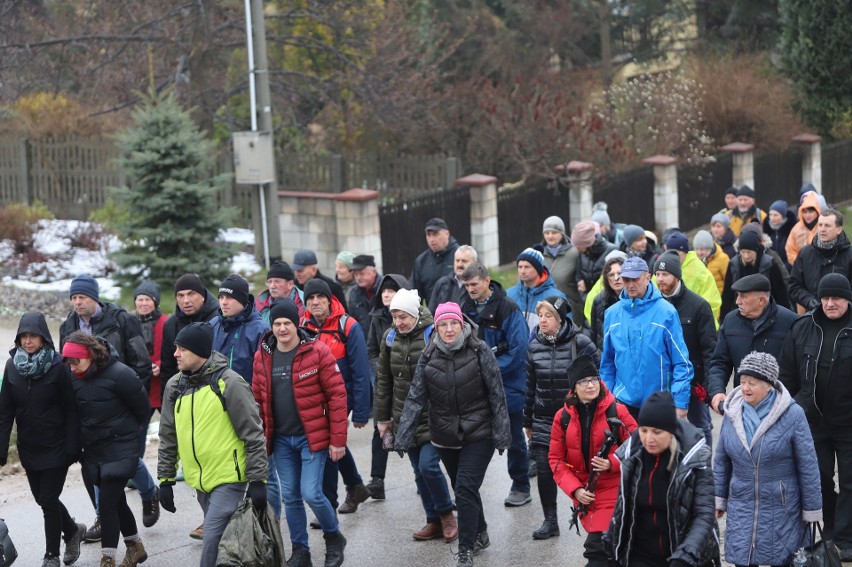 Kilkaset osób wzięło udział w wyjątkowej Drodze Krzyżowej z Nowej Słupi na Święty Krzyż, jednej z najstarszych w Polsce. Zobacz zdjęcia