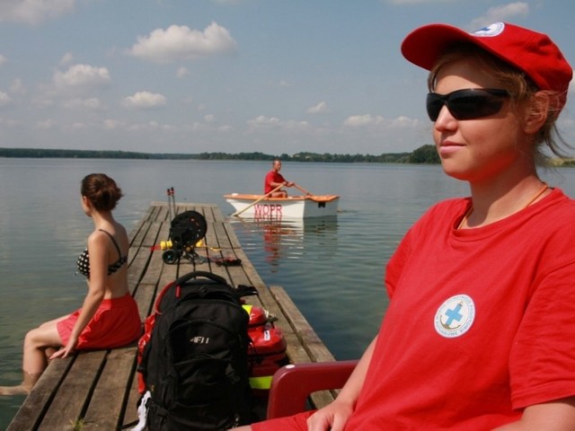 - Lubikowskie jest jednym z najładniejszych lubuskich akwenów - zapewnia ratowniczka WOPR Ewelina Gryczka, która dba o bezpieczeństwo plażowiczów wypoczywających na letnisku koło wsi Lubikowo.