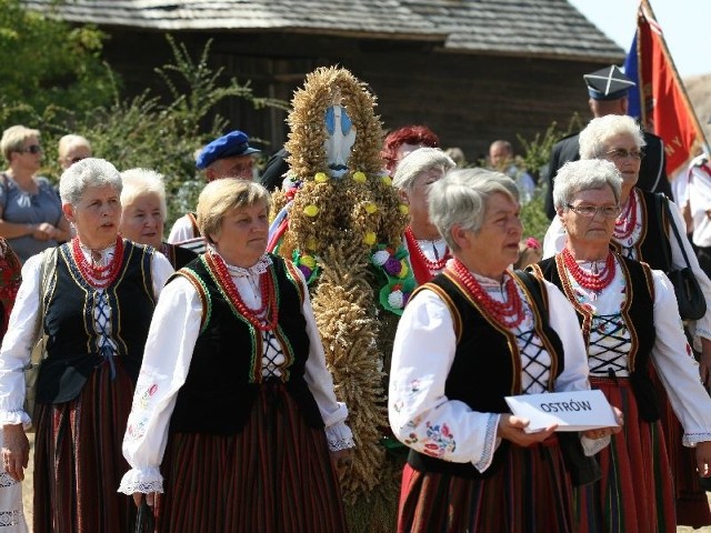 Przemarsz korowodu dożynkowego.