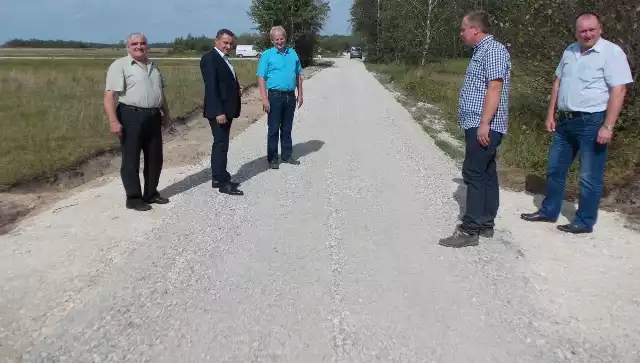 Droga gminna w Ludwinowie Małym została utwardzona kruszywem, dzięki pomocy województwa.