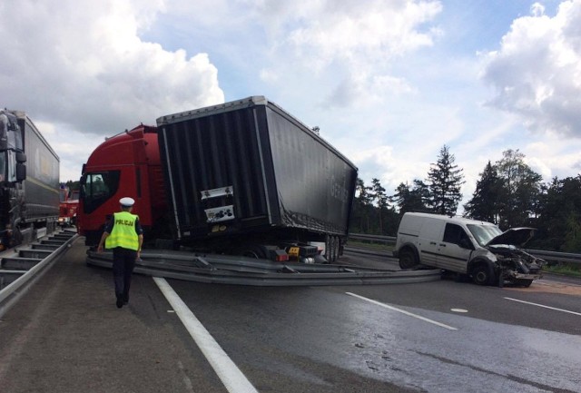 Zderzenie ciężarówki i osobówki na A4.