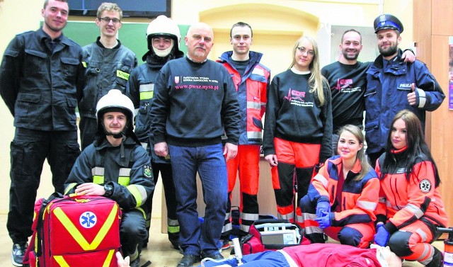 W pokazie wzięło udział 10 studentów i studentek z koła naukowego COR. Ogrywali role nie tylko ratowników medycznych, ale też strażaków i policjantów.