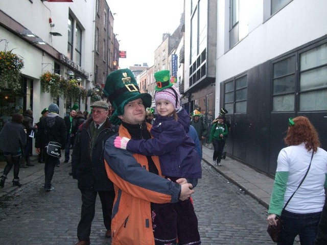 Mąż i córka Małgorzaty Andrzejewskiej podczas świętowania Dnia św. Patryka w Dublinie