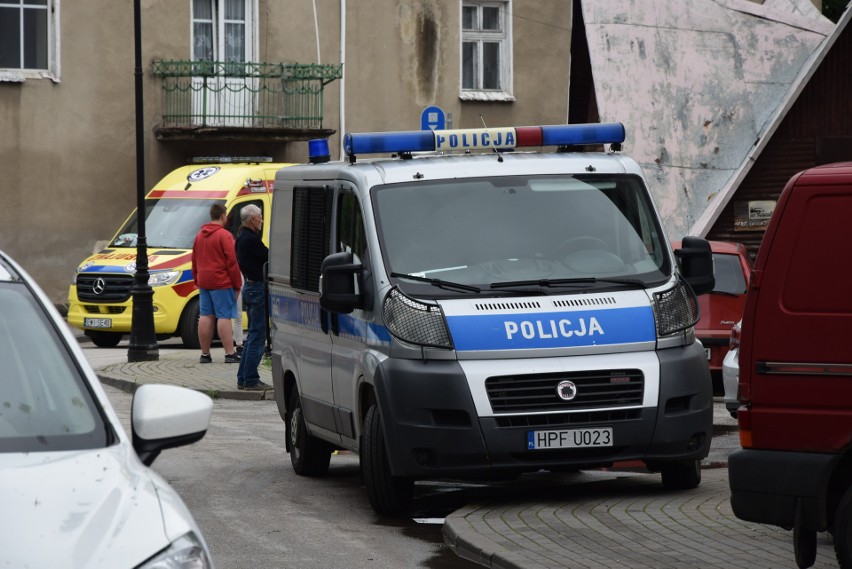 Wieluń. Rzucał siekierą i kawałkami szkła w policjantów i strażaków. Był poszukiwany listem gończym