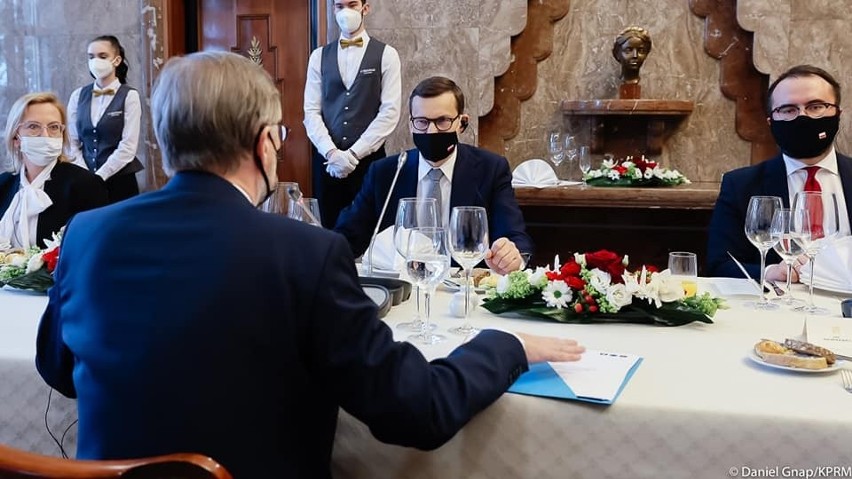 Premier Mateusz Morawiecki po rozmowach z premierem Czech...