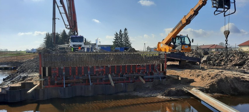 Budowa mostu w Kuleszkach-Nienałtach. Jak przebiegają prace? Kwiecień 2022