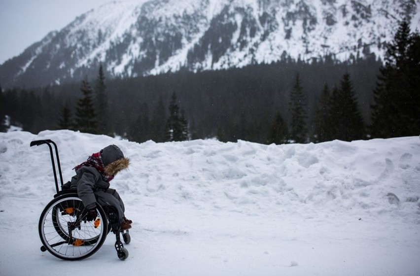 Tatry. Pięciolatek na wózku zdobył Morskie Oko o własnych siłach. Zdrowi turyści jechali wtedy... wozami