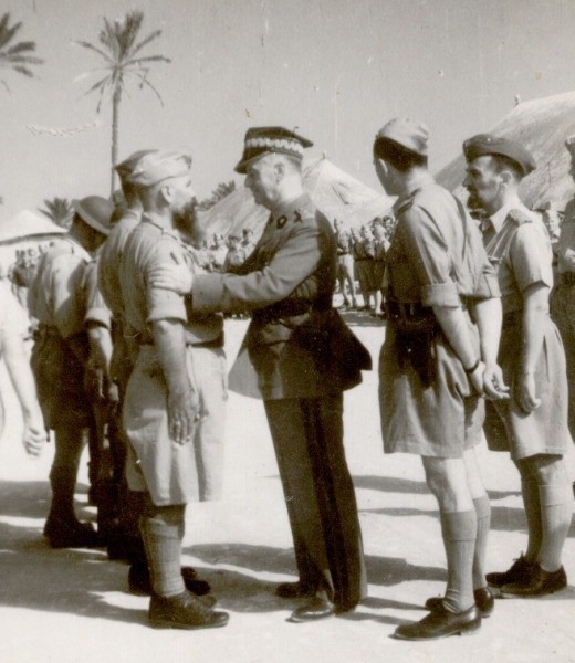 Generał Władysław Sikorski wizytujący oddziały w Egipcie kilka dni przed śmiercią.