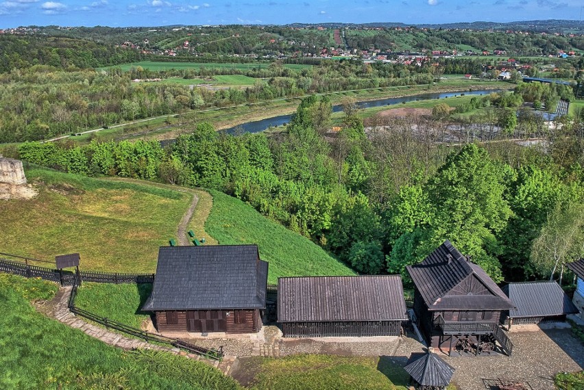 Dobczyce. Odwiedź skansen i zobacz jak się dawniej żyło. Warto też zajrzeć na zamek, również nocą 