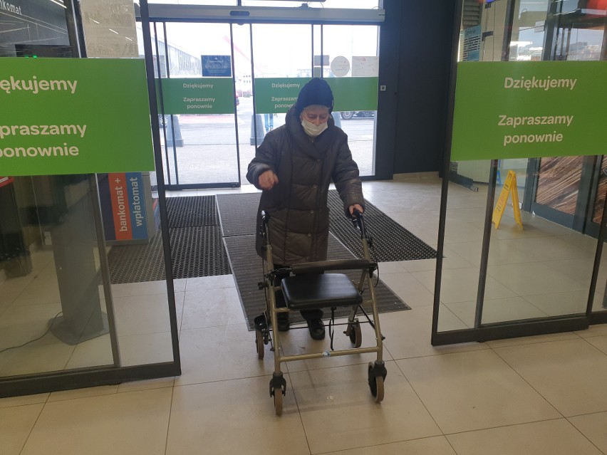  Dwukrotnie przewróciły ją drzwi w hipermarkecie. Carrefour nie czuje się winny. Kobieta jest sama sobie winna?