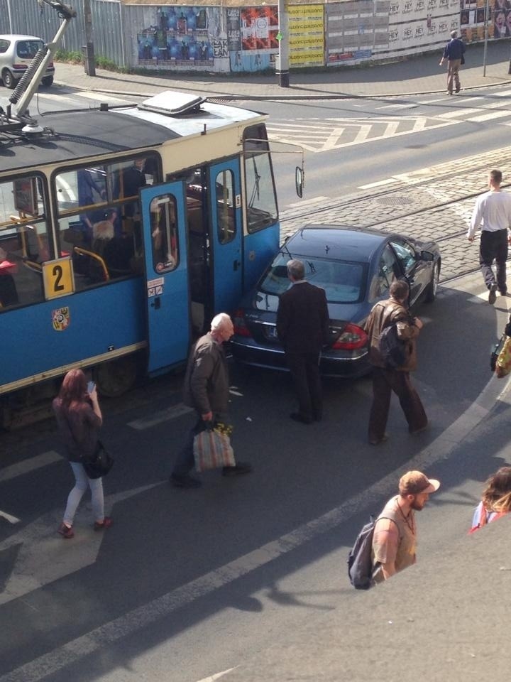 Wrocław: Wypadek na Piłsudskiego. Tramwaj linii 2 zderzył się samochodem osobowym (ZDJĘCIA)