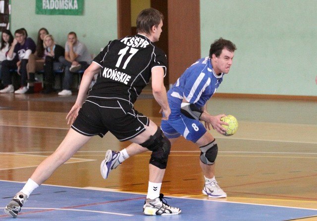 Grzegorz Mroczek (z piłką) jest najlepszym strzelcem AZS Politechniki. W dotychczas rozegranych meczach zdobył 103 bramki. 