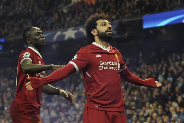 Mohamed Salah (pierwszy z prawej) i Sadio Mane to dwie czołowe postaci Liverpoolu. Czy znajdą pomysł na obronę Romy?