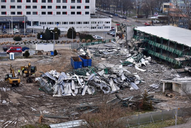 Na przeciwległym do Arkad Wrocławskich rogu skrzyżowania ulic Powstańców Śląskich i Swobodnej znajdował się do końca 2022 roku wielopoziomowy parking. Właściciel terenu dokonuje właśnie rozbiórki obiektu i zbuduje w tym nowy kompleks biurowy.