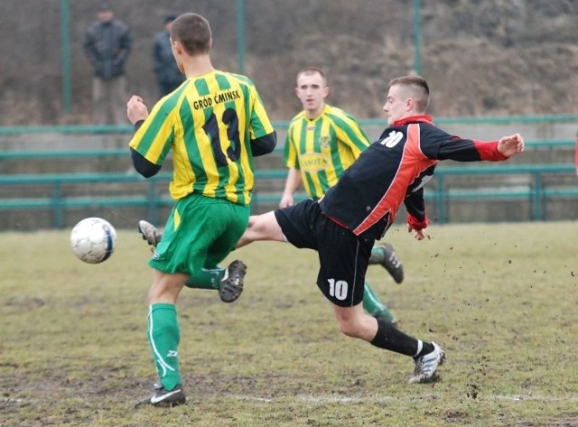 Fragment meczu pomiędzy GKS Górno, a Grodem Ćmińsk. Na zdjęciu z prawej zawodnik gospodarzy Przemysław Kowalik.
