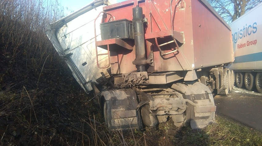 Wypadek w Dąbrówce Malborskiej. Samochód ciężarowy uderzył w drzewo