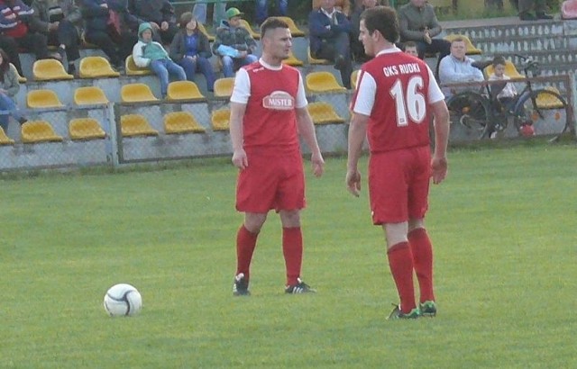 GKS Rudki pokonał Piasta Stopnica i jest o krok od awansu. Na zdjęciu gracze GKS: Szymon Gryz (z lewej) i Bartosz Borowiec.
