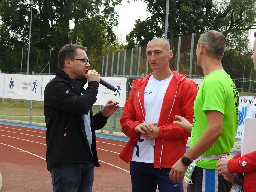 Łomża. 4. edycja PKO Bieg Charytatywny na stadionie. Pomagali z każdym krokiem i pokonywali rekordy [ZDJĘCIA, WIDEO]