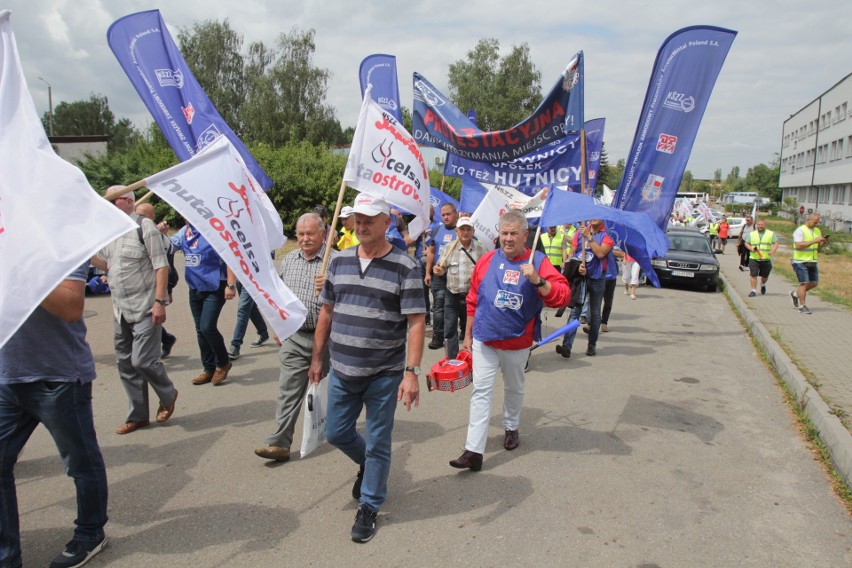 Protesty trwają pod siedzibą spółki ArcelorMittal Poland w...