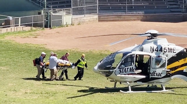 Salman Rushdie został przetransportowany helikopterem do szpitala. Przebył operację w północno-zachodniej części Pensylwanii