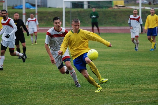 Tomasz Raczyński (przy piłce) strzelił dwa gole dla Lechii Strawczyn.