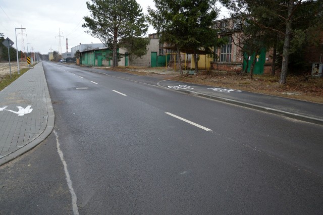 Odnowiona droga przez dawne tereny przemysłowe Huty Stalowa Wola z chodnikiem dla pieszych i ścieżką rowerową