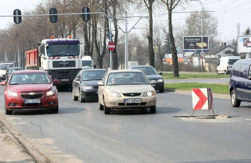 Kierowcy w ostatniej chwili wymijają naprawianą studzienkę.