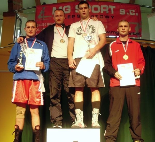 Dawid Sławiński (na najwyższym podium z prawej) sprawił trenerowi Piotrowi Jankowskiemu miłą niespodziankę, wygrywając rywalizację w wadze 81 kg